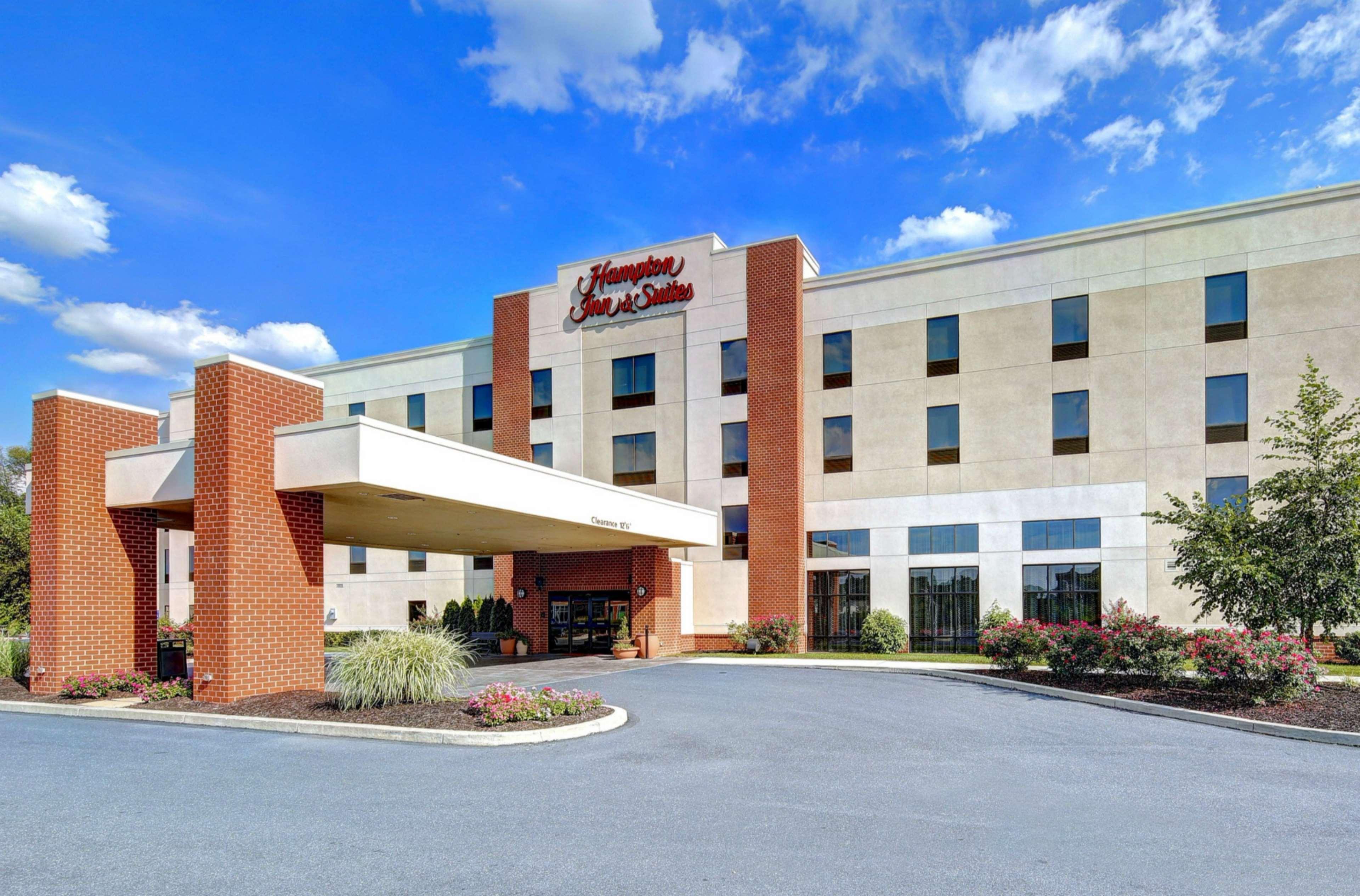 Hampton Inn & Suites Harrisburg Exterior photo