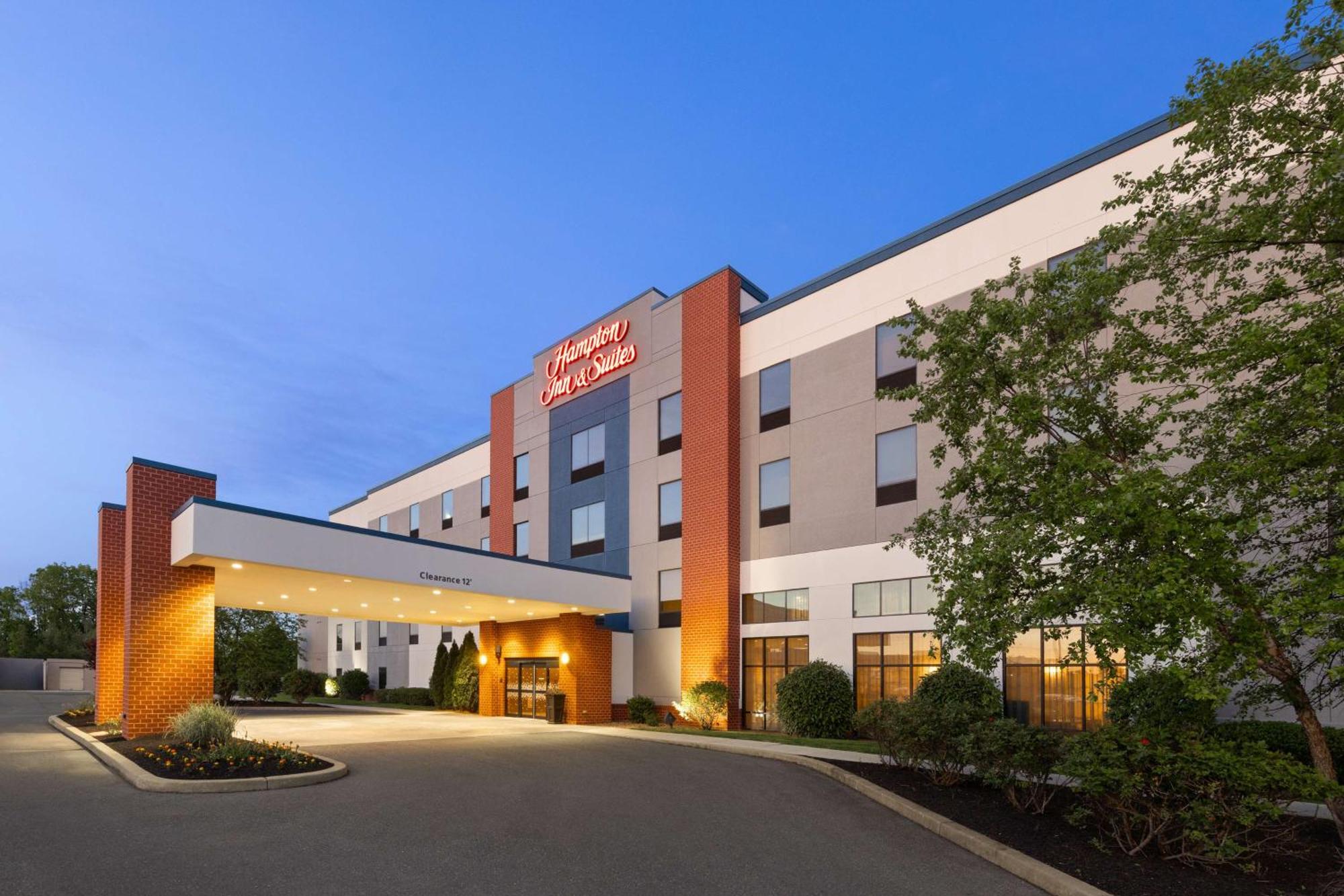 Hampton Inn & Suites Harrisburg Exterior photo